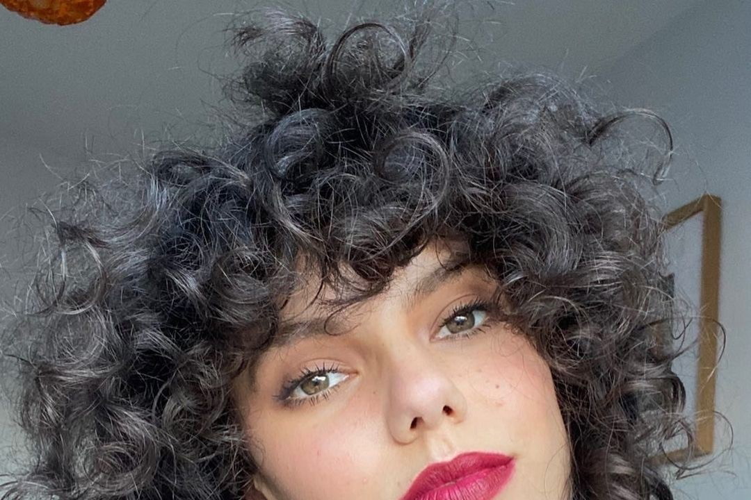 Jak obcinać kręcone włosy? Podcinanie loków w domu