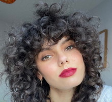 Jak obcinać kręcone włosy? Podcinanie loków w domu