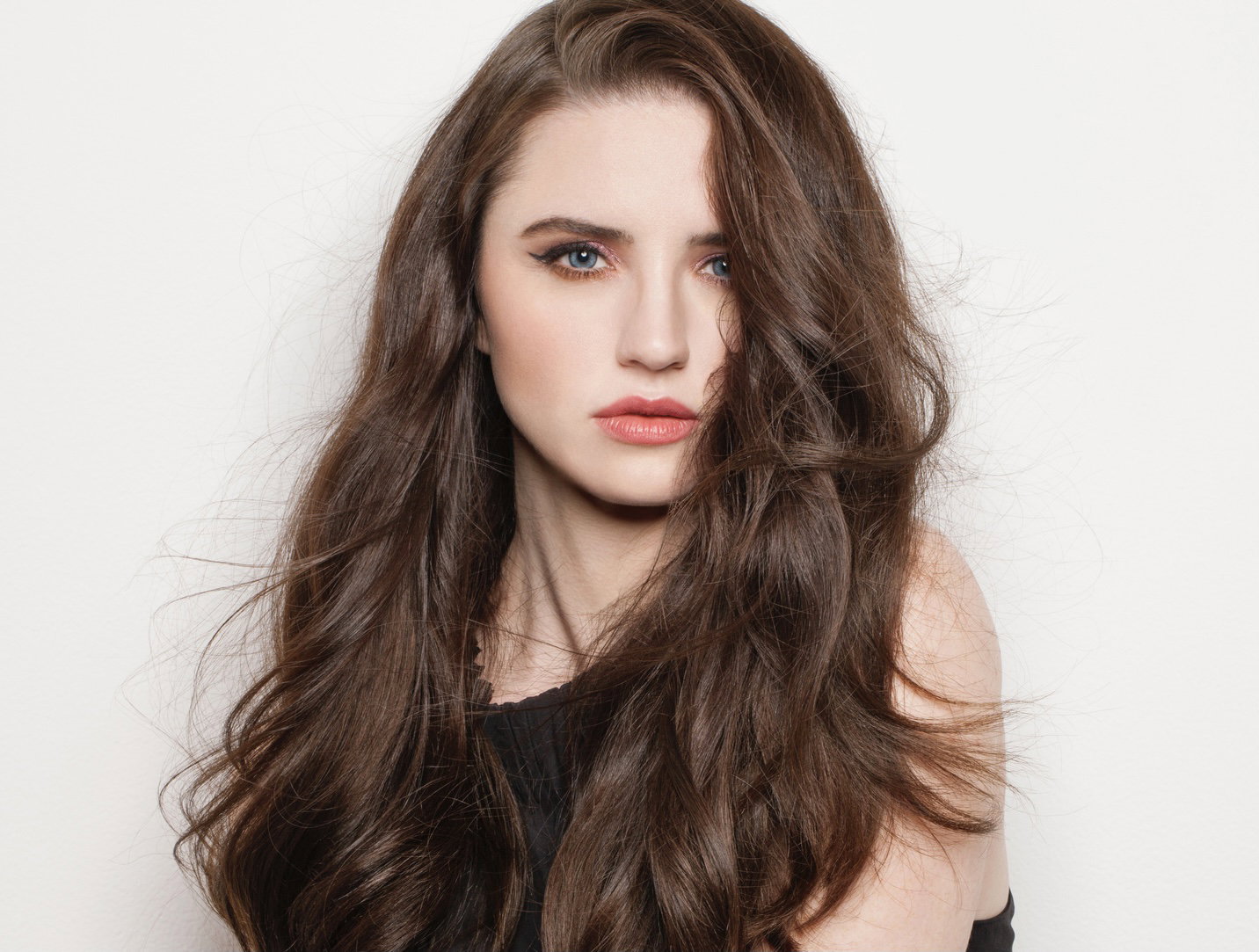 Komu pasują brązowe włosy