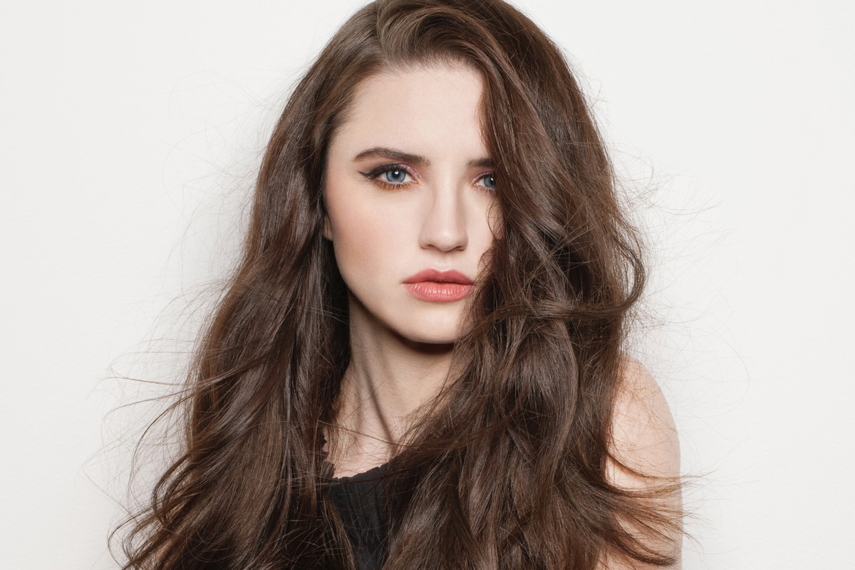 Komu pasują brązowe włosy