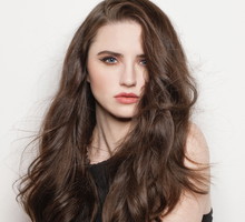 Komu pasują brązowe włosy