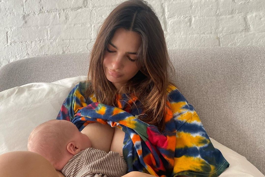 "Jak ty dziecko trzymasz, to nie torebka!", "Traktuje dziecko jak dodatek do Instagrama" - atak Internautów na Emily Ratajkowski