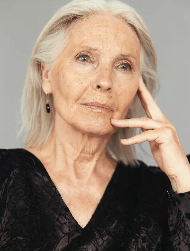 Christina Flagmeier ma 74 lata i właśnie znalazła się na okładce prestiżowego magazynu! Kim jest tajemnicza srebrnowłosa piękność?