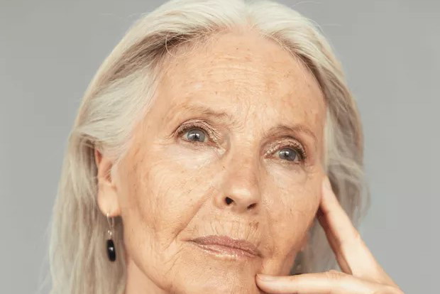 Christina Flagmeier ma 74 lata i właśnie znalazła się na okładce prestiżowego magazynu! Kim jest tajemnicza srebrnowłosa piękność?