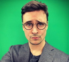 Mateusz Damięcki w szpilkach, blond peruce i doklejanych rzęsach. Trudno go poznać! "Dawno nie zrobiłem czegoś tak dla mnie ważnego"