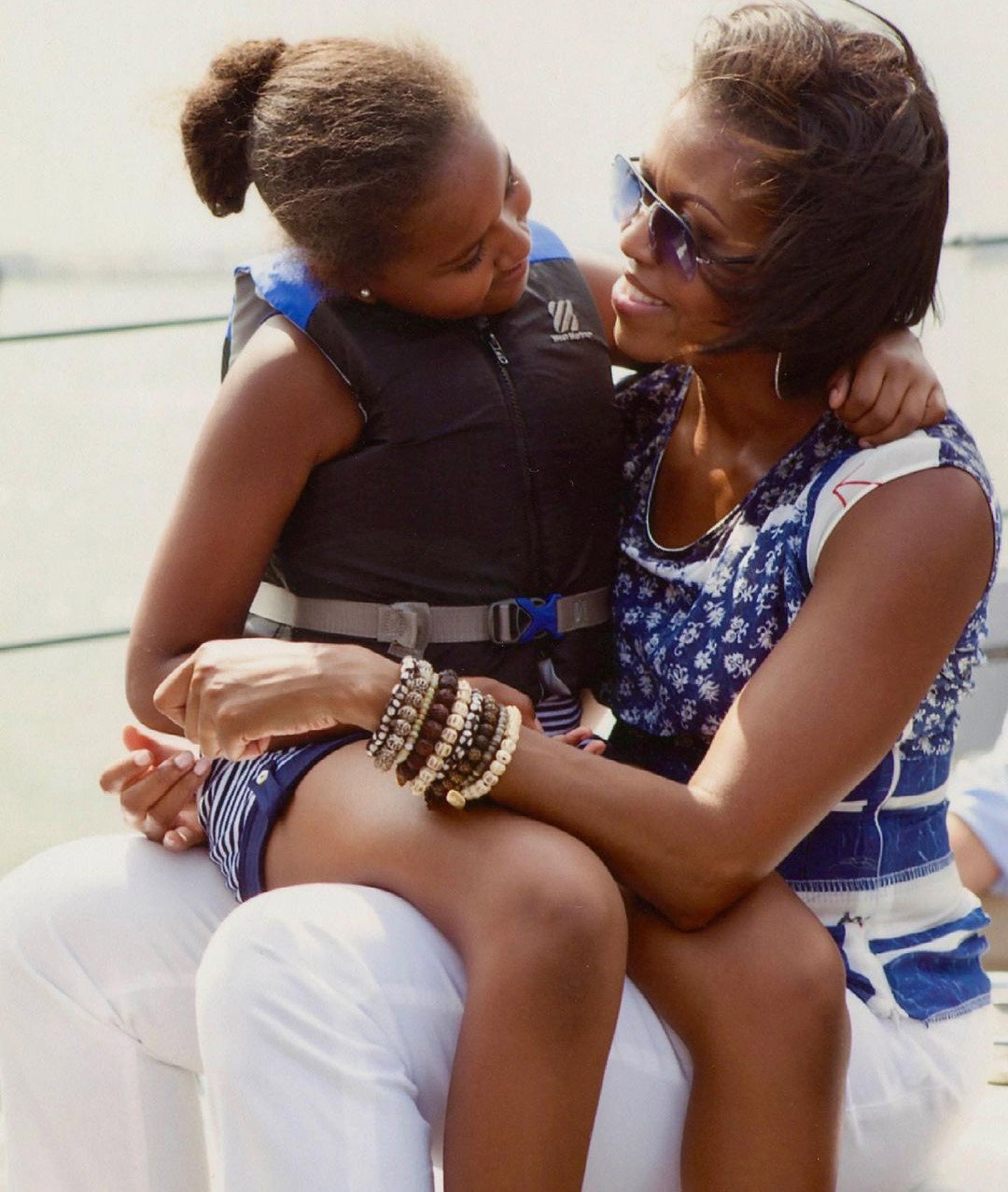 Michelle i Barack Obama wrzucili PRZEPIĘKNE zdjęcia z córką. Saha skończyła 20 lat! "Nie mogłabym być bardziej dumna. Kocham Cię bardzo!”