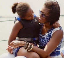 Michelle i Barack Obama wrzucili PRZEPIĘKNE zdjęcia z córką. Saha skończyła 20 lat! "Nie mogłabym być bardziej dumna. Kocham Cię bardzo!”