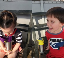 Poszła z dziećmi do fryzjera. Synowi musi być wygodnie, a dziewczynka ma ładnie wyglądać. Czyli klauzula sumienia polskiego fryzjera