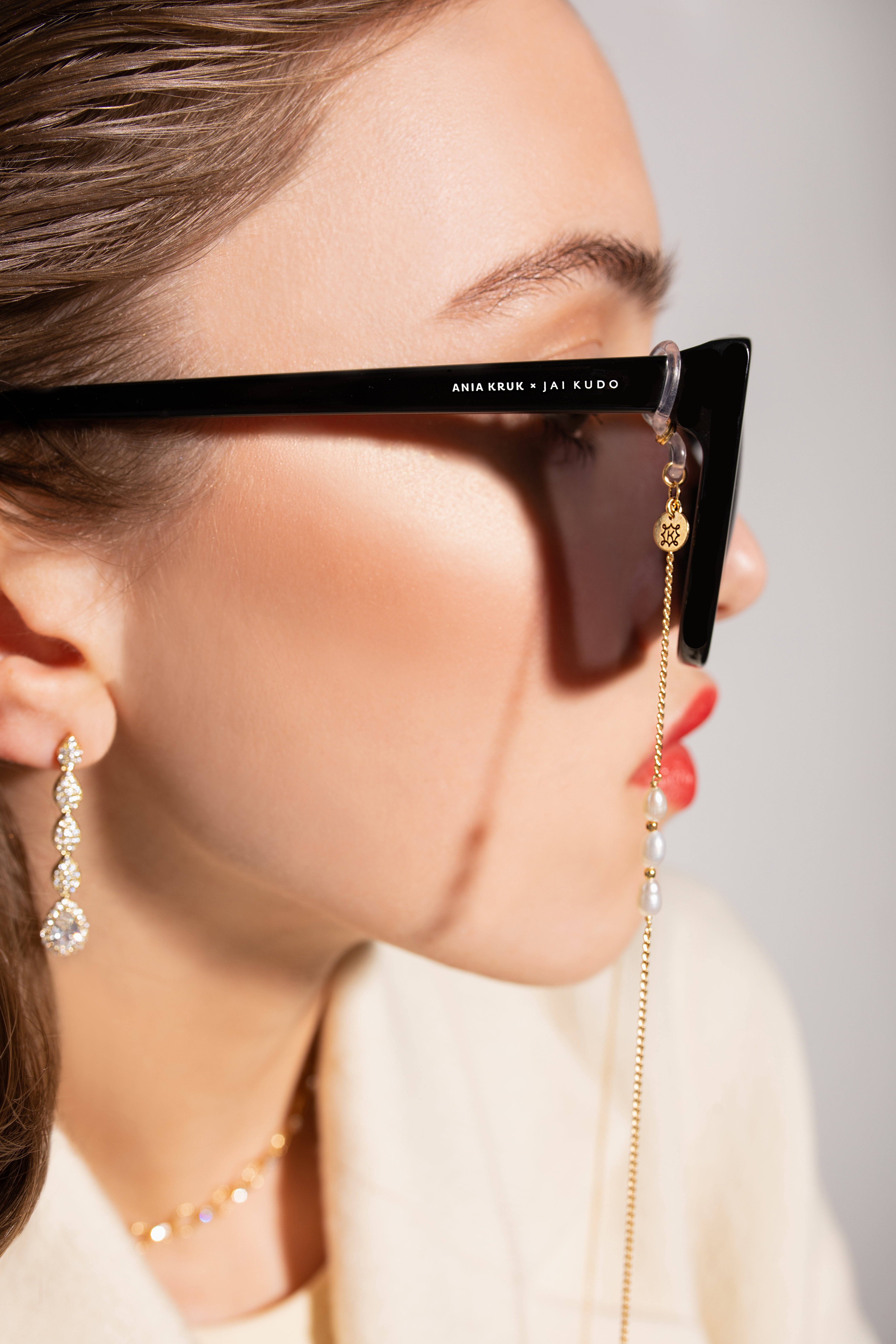 Ania Kruk połączyła siły z Jai Kudo. Efekt? Kolekcja okularów na łańcuszkach w 4 stylach. I wiecie co? Są boskie!