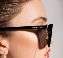 Ania Kruk połączyła siły z Jai Kudo. Efekt? Kolekcja okularów na łańcuszkach w 4 stylach. I wiecie co? Są boskie!