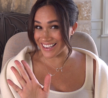 Meghan Markle obchodzi 40. urodziny: w świątecznym video naigrywa się z rodziny królewskiej i daje popis talentu komediowego