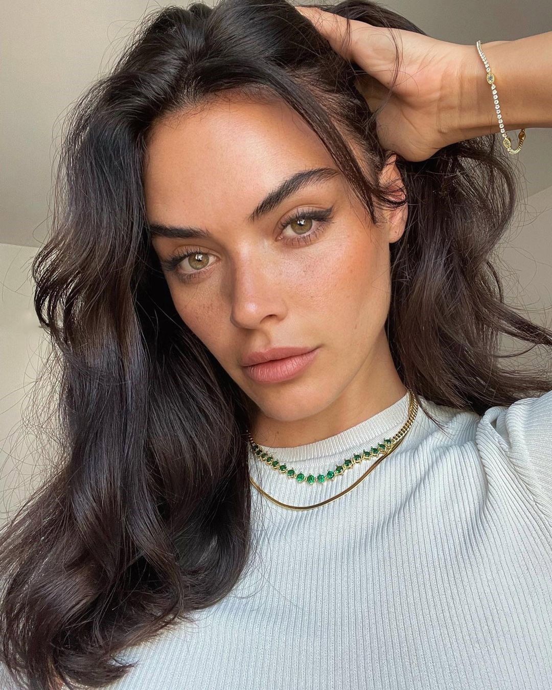 Włosy średnioporowate – charakterystyka i pielęgnacja. Jak o nie dbać?