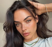 Włosy średnioporowate – charakterystyka i pielęgnacja. Jak o nie dbać?