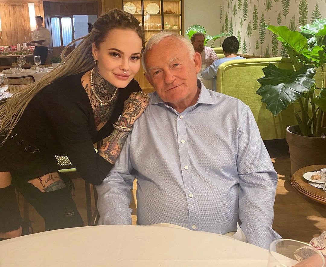 Monika Miller, wnuczka Leszka Millera, publikuje hejterskie komentarze: „żeby chodzić w bikini to najpierw trzeba mieć co pokazać”, „ale balony”