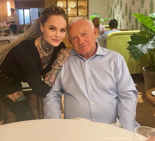 Monika Miller, wnuczka Leszka Millera, publikuje hejterskie komentarze: „żeby chodzić w bikini to najpierw trzeba mieć co pokazać”, „ale balony”