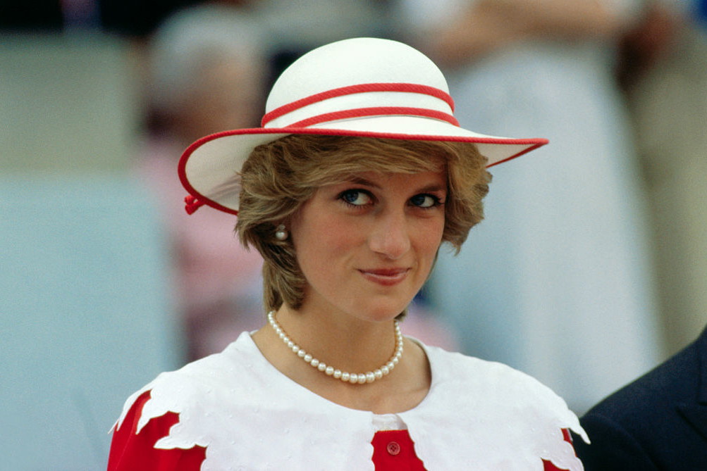 To Diana wylansowała trend na bluzki i sukienki z kołnierzem
