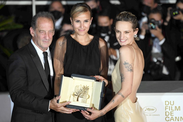 Cannes 2021: Titane Julii Ducournau ze Złotą Palmą. Nagroda drugi raz w historii festiwalu trafiła w ręce kobiety! Nie obyło się bez wpadki
