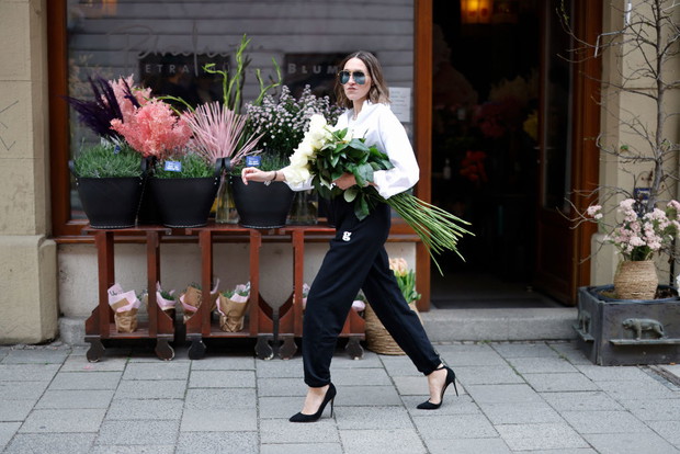 Jak się ubrać do pracy latem? Wystarczy te 5 modnych elementów w szafie, by przetrwać upały w biurze