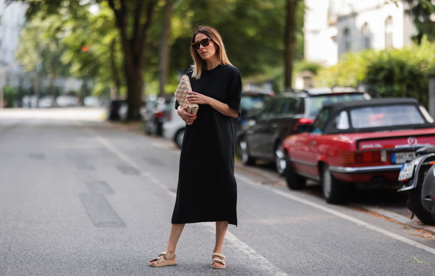 Jak się ubrać do pracy latem? Wystarczy te 5 modnych elementów w szafie, by przetrwać upały w biurze