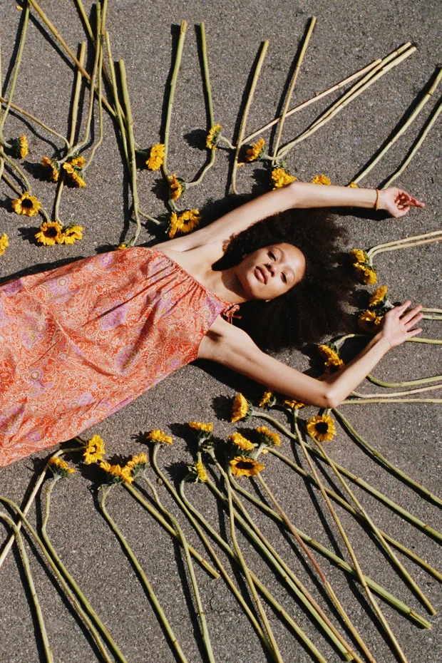 Wyprzedaż Zara 2021: ASYMETRYCZNA SUKIENKA Z NADRUKIEM, 99,90 zł