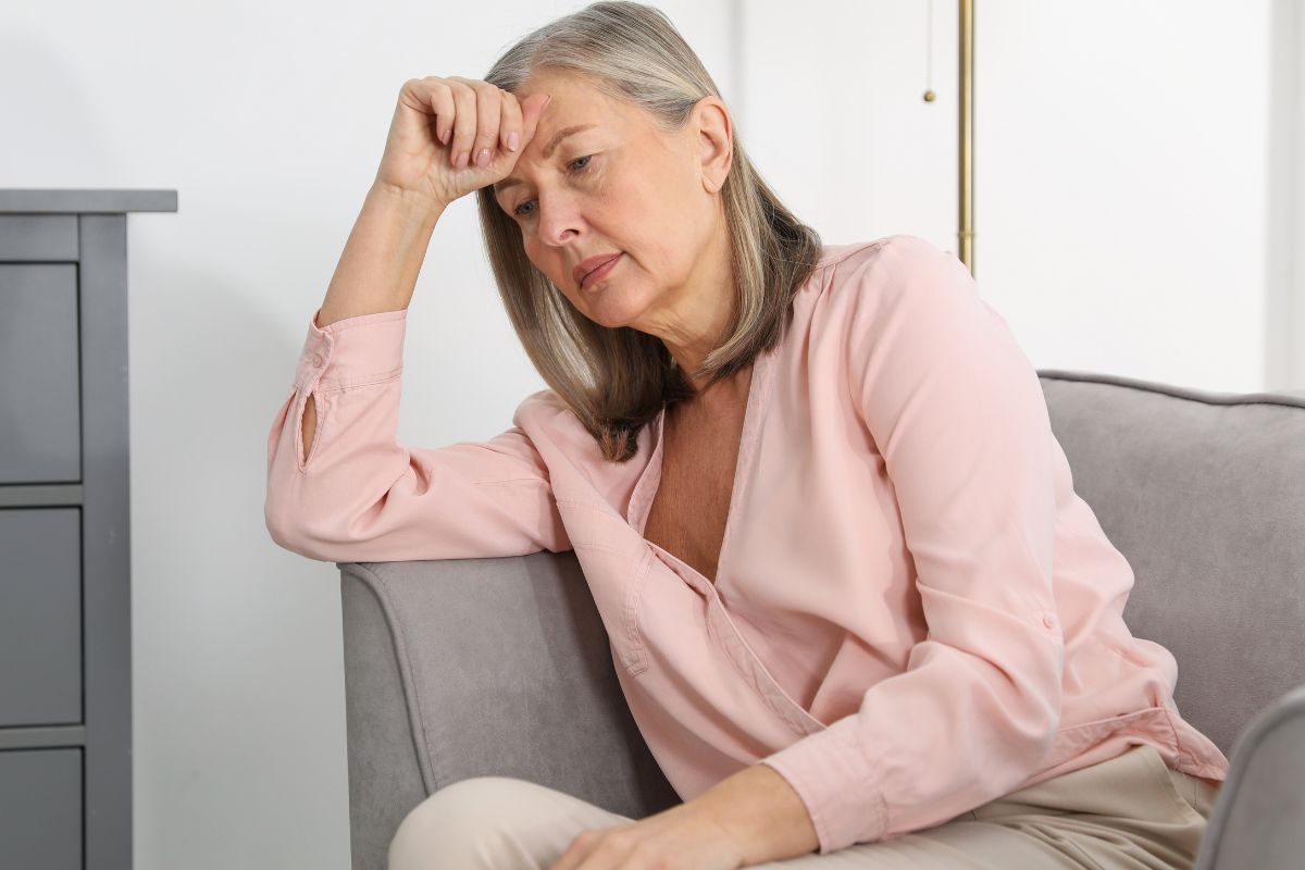 Zmęczona starsza kobieta