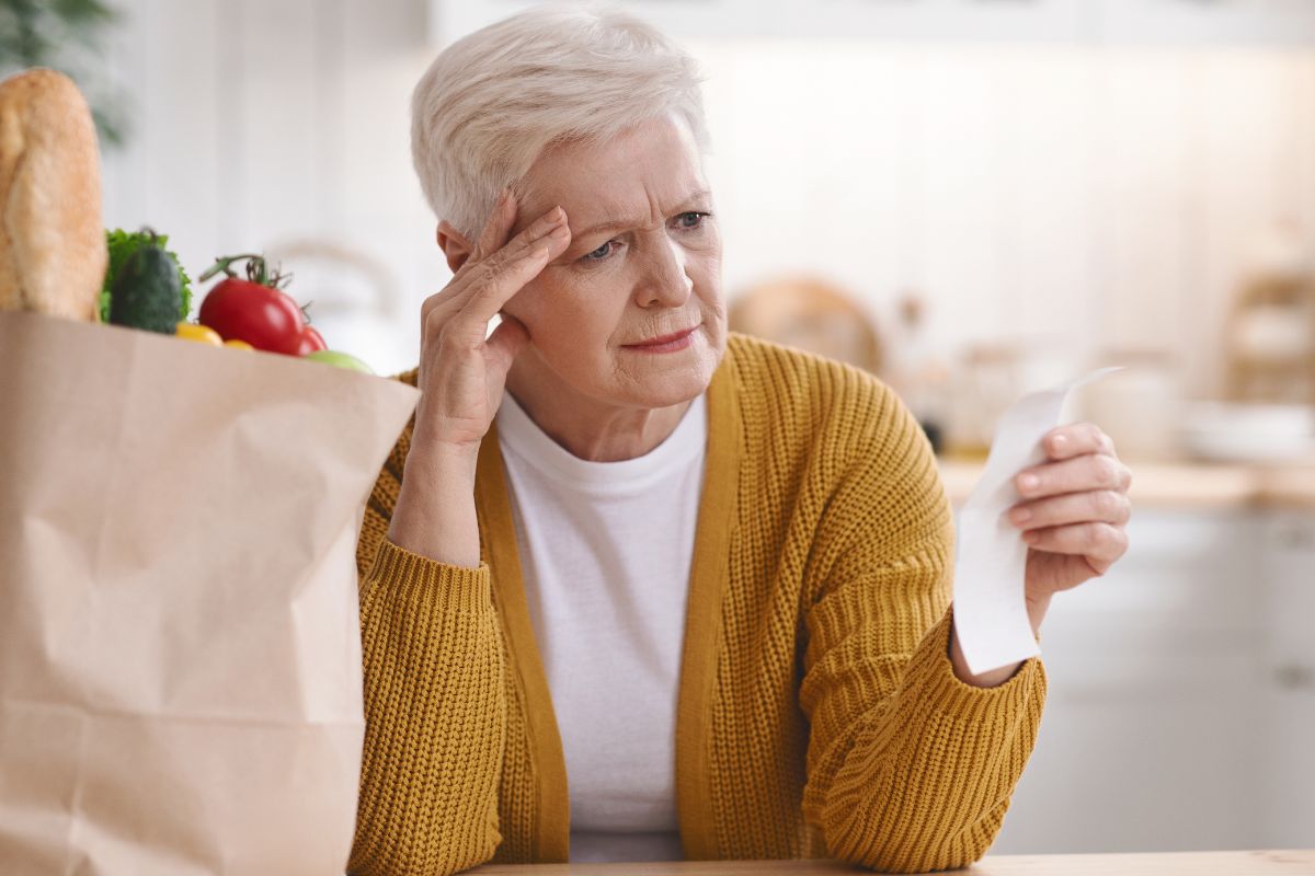 Załamana starsza kobieta