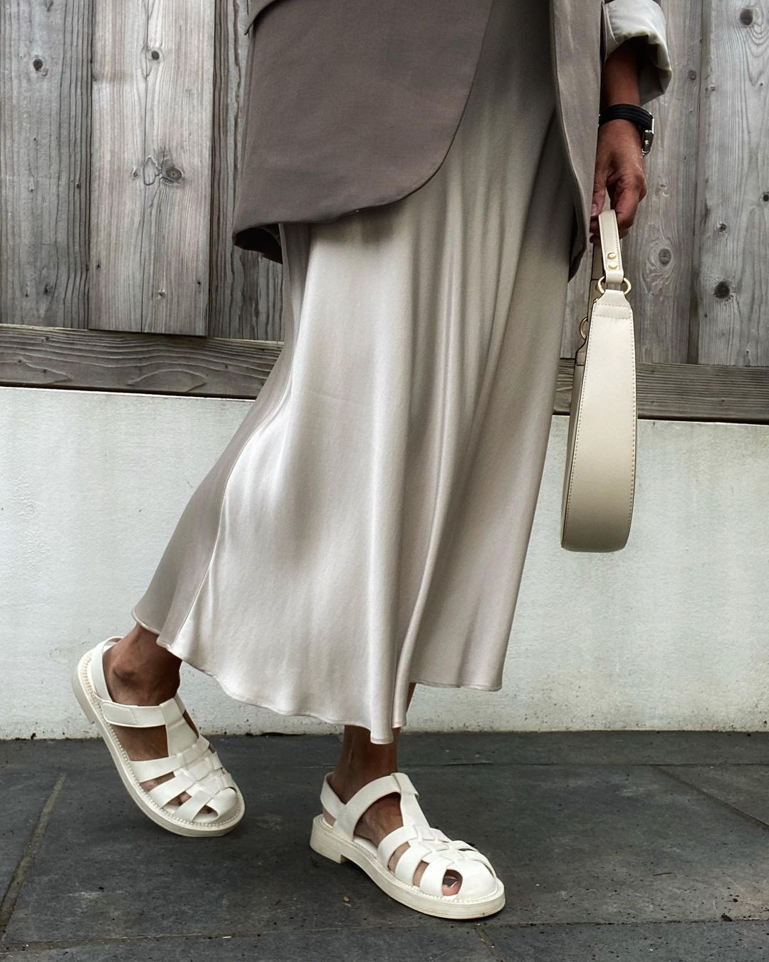 Moda trendy: Jak nosić satynową spódnicę jesienią?