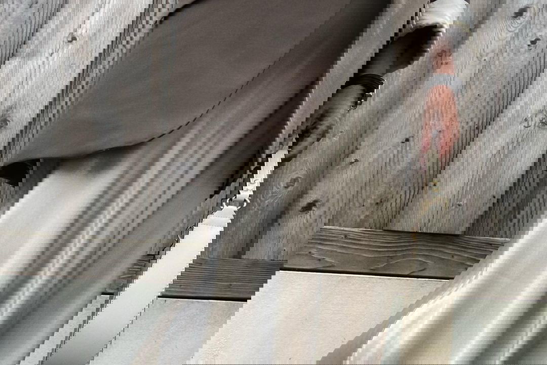 Moda trendy: Jak nosić satynową spódnicę jesienią?