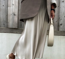 Moda trendy: Jak nosić satynową spódnicę jesienią?