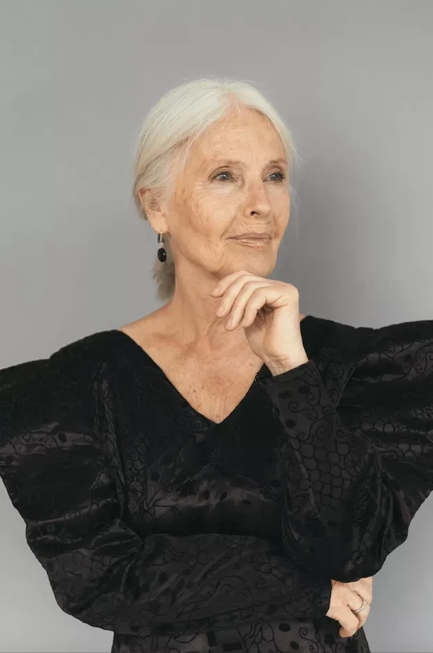 Christina Flagmeier: ma 74 lata i właśnie znalazła się na okładce prestiżowego magazynu! Kim jest tajemnicza srebrnowłosa piękność?