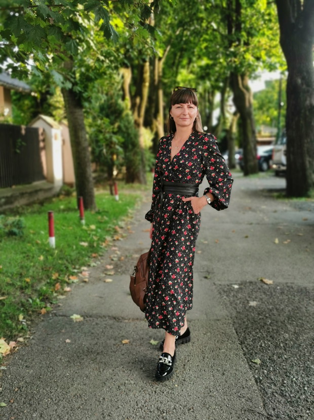 Jak uszyć sukienkę w kwiaty do kolan?