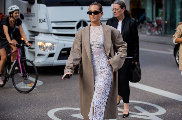 Moda trendy: Wielki powrót minimalizmu. Co będzie modne tej jesieni?