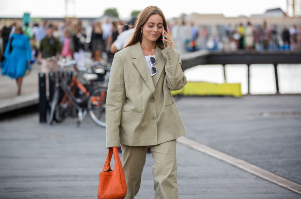 Moda trendy: Wielki powrót minimalizmu. Co będzie modne tej jesieni?