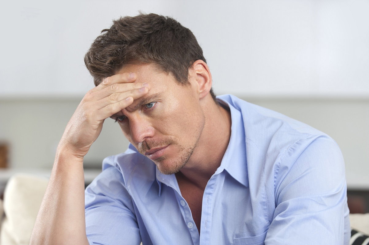 zamyślony mężczyzna