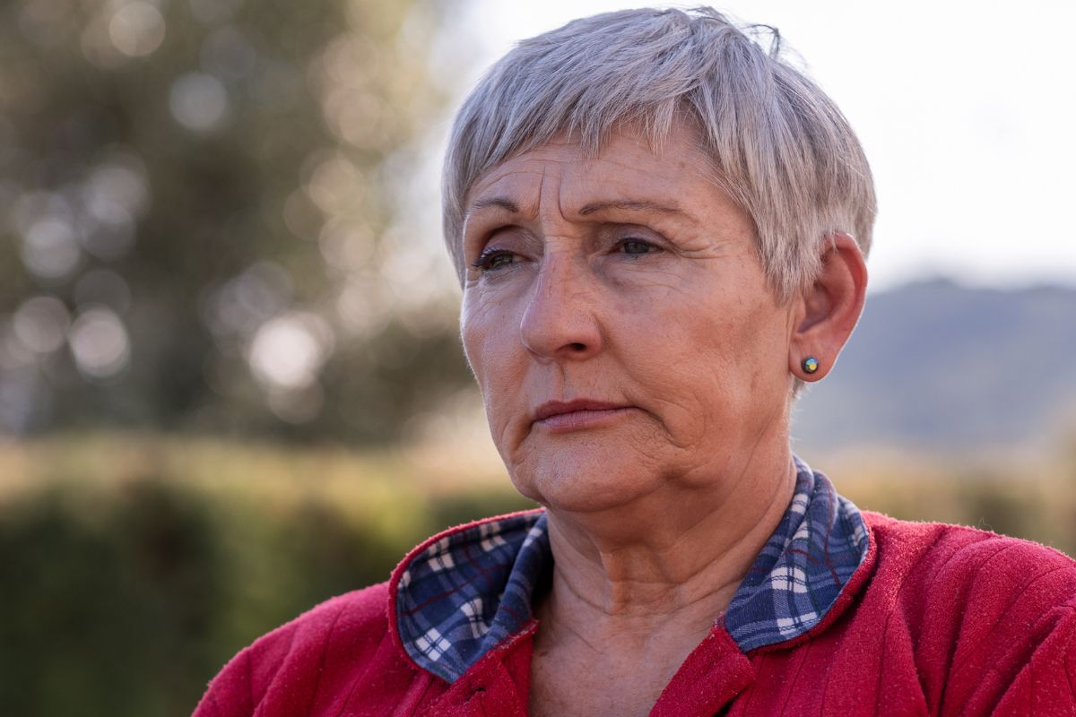 Poważna kobieta w ogrodzie