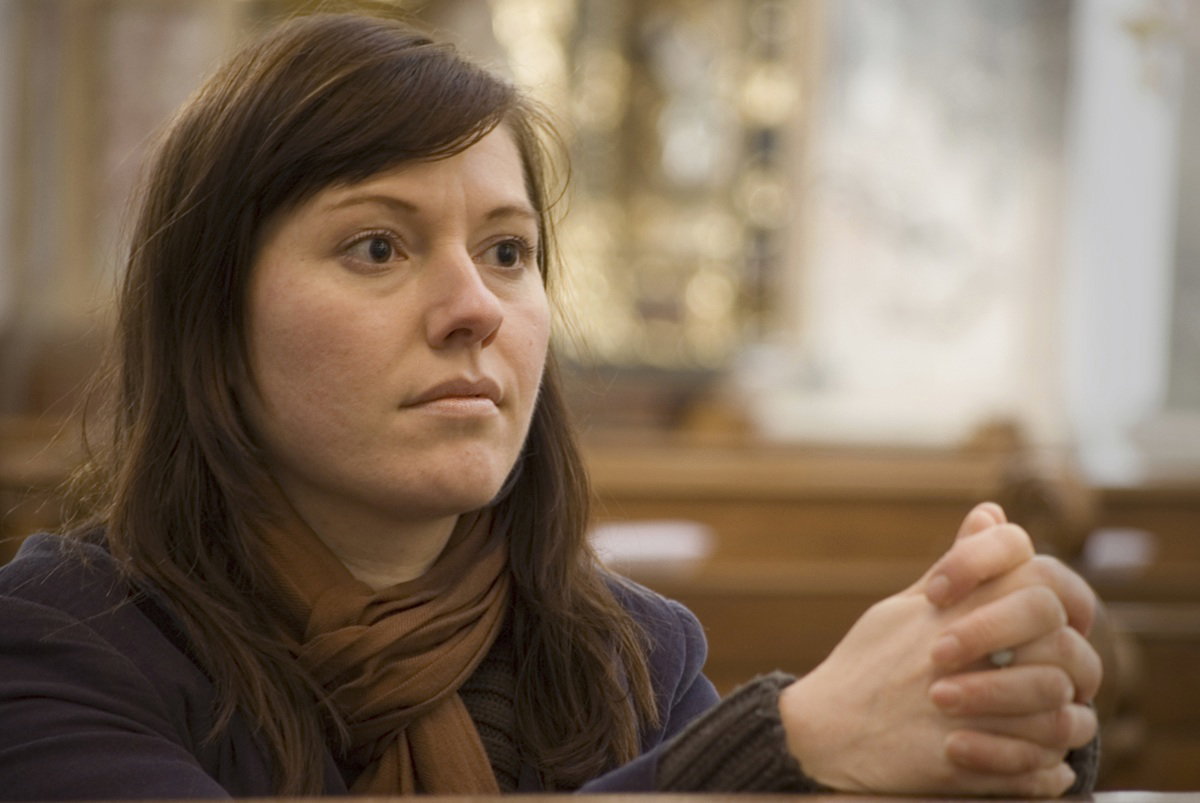 kobieta w wieku 30 plus modli się w kościele smutna i zamyślona