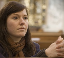 kobieta w wieku 30 plus modli się w kościele smutna i zamyślona