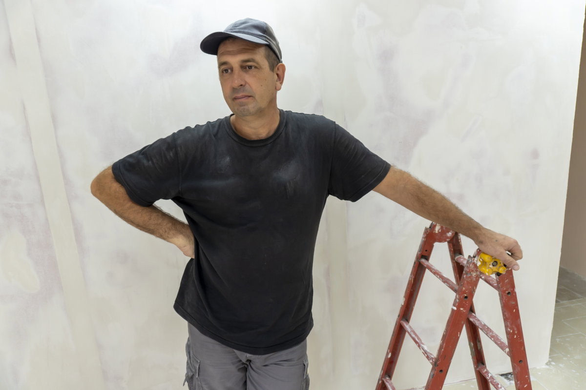 mężczyzna i remont