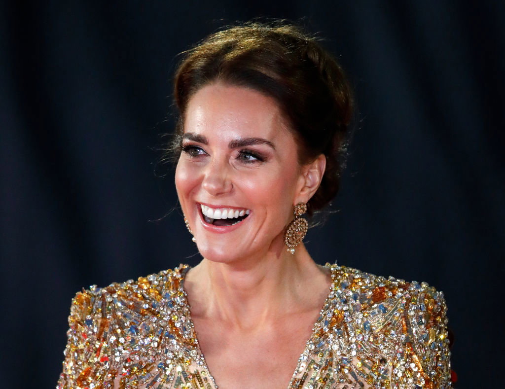 Księżna Kate na premierze nowego Bonda pojawiła się w złotej sukni, o której dziś mówią wszyscy!