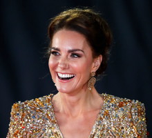 Księżna Kate na premierze nowego Bonda pojawiła się w złotej sukni, o której dziś mówią wszyscy!