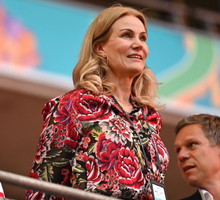 Duńska premier, Helle Thorning-Schmidt, była molestowana przez byłego prezydenta Francji: "Siedział obok mnie, chwycił mnie pod stołem za udo"