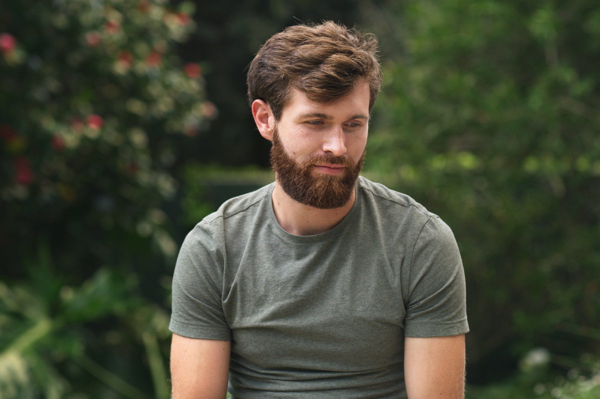 mężczyzna w ogrodzie