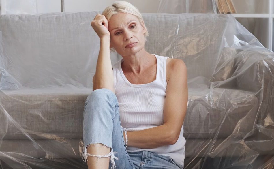 Załamana kobieta w czasie remontu