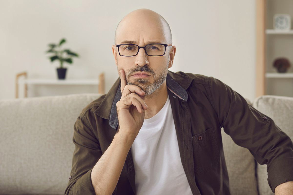 mężczyzna zamyślony