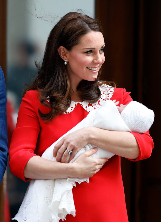 Księżna Kate wychodzi ze szpitala z księciem Louisem