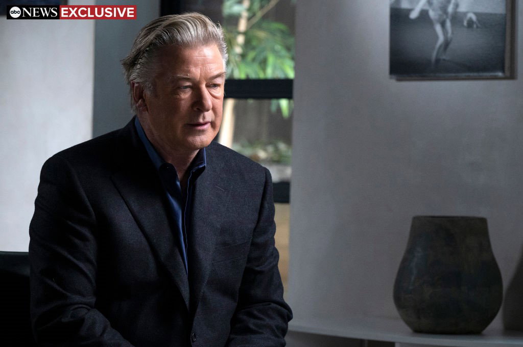 Alec Baldwin w wywiadzie dla ABC News wyznaje: "Nie pociągnąłem za spust". Jak zatem doszło do tragedii?