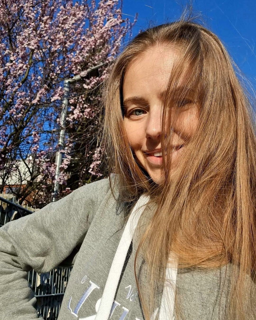 Sukienki dzianinowe są hitem na zimę! Znalazłyśmy najlepsze modele dla 40-latek z wyprzedaży. Włożysz je na każdą okazję