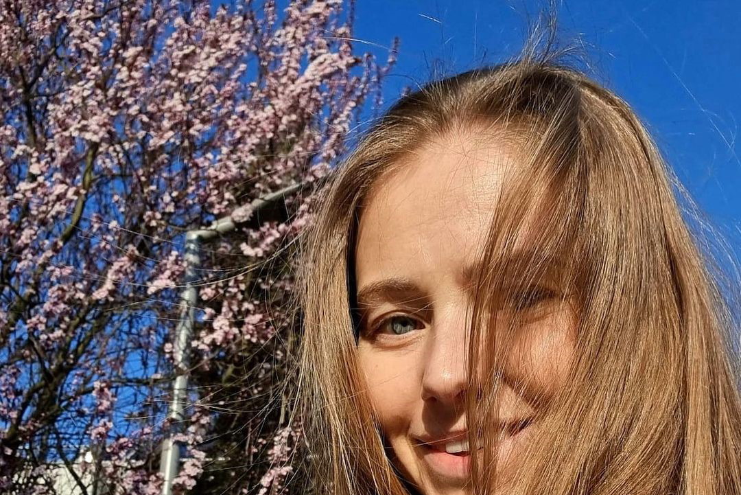 Sukienki dzianinowe są hitem na zimę! Znalazłyśmy najlepsze modele dla 40-latek z wyprzedaży. Włożysz je na każdą okazję