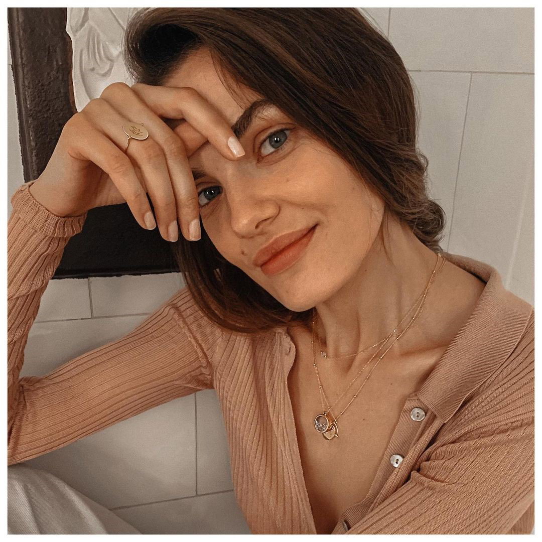 Jak dobrać biżuterię do dekoltu w serek, łódkę a jak do okrągłego?