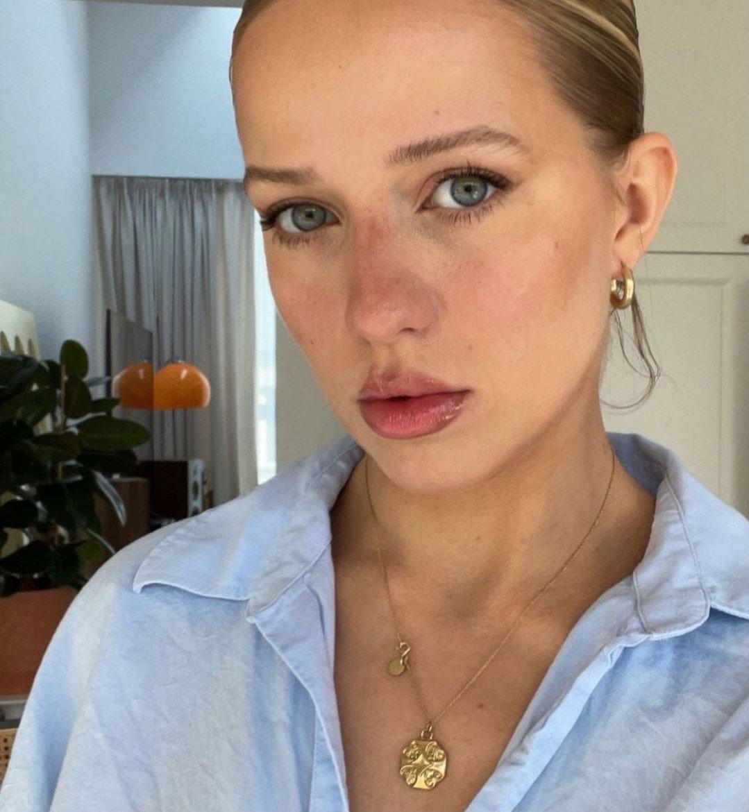 Biżuteria: długie naszyjniki z wisiorkiem będą hitem tego sezonu! Zobacz jak je nosić?